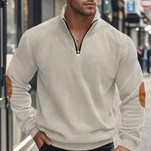 Detail des Herren Cord-Sweatshirts mit halbem Reißverschluss und Ellbogen-Patches