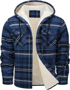 Detailansicht der blau karierten Herren-Kapuzenjacke mit warmem weißem Fleecefutter