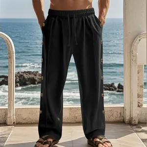 Vue détaillée du pantalon en lin noir pour homme avec cordon de serrage et boutons latéraux