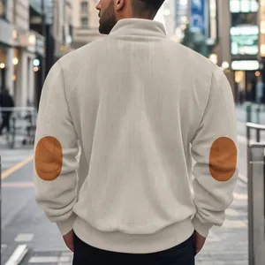 Detaillierte Rückansicht eines schweren Cord-Herren-Sweatshirts mit braunen Ellbogen-Patches