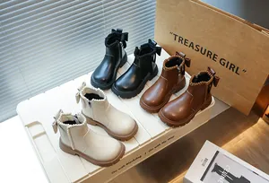 Bottines Martin élégantes pour filles en noir, marron et beige avec de jolis nœuds au dos.
