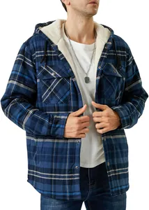 Detailansicht der Herren-Kapuzenjacke mit Karomuster und warmem Fleece-Futter.