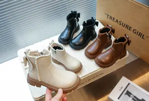 Bottes fourrées pour filles en plusieurs couleurs avec nœud, chaudes et stylées.