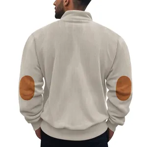 Rückenansicht von beigefarbenem Cord-Sweatshirt für Herren mit braunen Ellbogenschonern