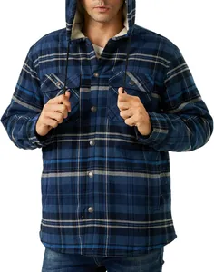 Vorderansicht der blau-karierten Herren-Kapuzenjacke mit warmem Sherpa-Fleecefutter