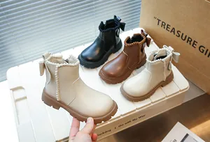 Vue détaillée de bottines Martin pour filles avec nœud papillon et perles en plusieurs couleurs.