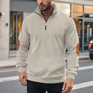 Detailaufnahme eines Herren-Cord-Sweatshirts mit halbem Reißverschluss und Ellbogen-Patches.