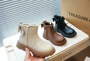 Trois couleurs de bottines Martin pour filles avec nœud, doublure chaude et pompons.