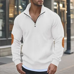 Weißes Cord-Sweatshirt für Herren mit halbem Reißverschluss und braunen Ellenbogen-Patches