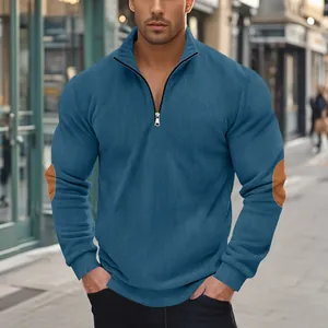 Nahaufnahme Herren-Cord-Sweatshirt mit Viertelreißverschluss und Ellbogen-Patches