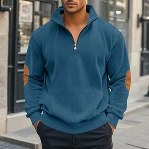 Detailansicht eines hochwertigen Herren-Cord-Sweatshirts mit halbem Reißverschluss