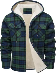 Detailansicht einer karierten Herrenjacke mit Kapuze und warmem weißem Sherpa-Futter