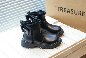 Gros plan sur les bottines noires pour filles avec nœud décoratif et semelle épaisse