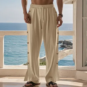 Détail montrant la taille et les boutons latéraux de ce pantalon en lin beige