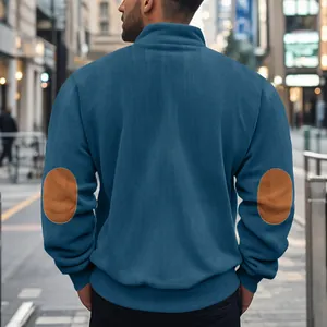 Rückansicht eines schweren Herren-Cord-Sweatshirts mit braunen Ellbogen-Patches und Stehkragen