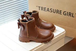 Vue latérale de bottines marron pour filles avec bordure pompon et design à nœud élégant