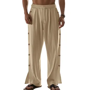 Détail d'un pantalon en lin beige pour homme avec cordon de serrage et boutons décoratifs.