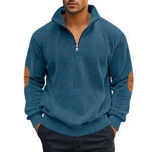 Detailaufnahme eines blauen Herren-Cord-Sweatshirts mit halbem Reißverschluss und Patches.