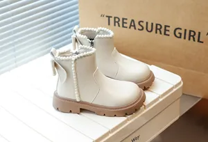 Bottines Martin beiges pour filles avec perles et nœud, idéales pour la saison hivernale.