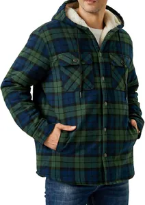 Detailansicht der grün-blau karierten Kapuzenjacke mit warmem weißem Sherpa-Fleece-Futter