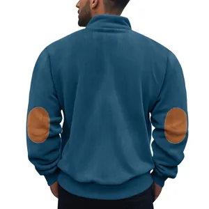 Rückansicht eines blauen Herren-Cord-Sweatshirts mit stilvollen braunen Ellbogen-Patches