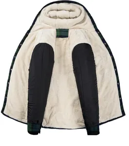 Innenansicht der Herren-Karo-Jacke mit dickem weißem Sherpa-Fleece-Futter