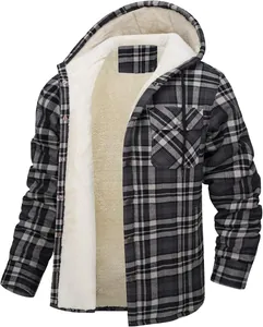 Nahaufnahme einer Herren-Kapuzenjacke mit weichem Sherpa-Fleecefutter