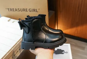 Bottines Martin noires pour filles avec nœud et pompons pour un hiver au chaud