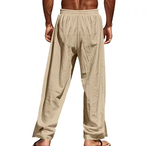 Vue arrière détaillée d'un pantalon décontracté en lin kaki pour homme avec fentes latérales