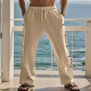 Vue détaillée du pantalon en lin pour homme avec cordon de serrage et des boutons.