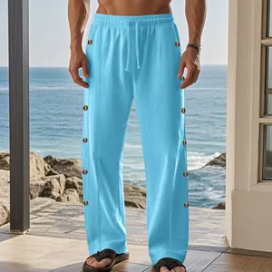 Détail du pantalon en lin bleu clair pour homme avec boutons latéraux décoratifs