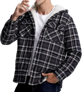 Detail einer grauen Herren-Karojacke mit Kapuze und warmem weißen Sherpa-Fleece-Futter.
