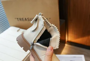 Vue détaillée de bottes Martin pour filles avec doublure en peluche et nœud décoratif.