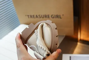 Détail montrant la grande flexibilité et la semelle souple des bottes beiges pour filles