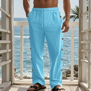 Détail du pantalon en lin bleu clair pour homme avec cordon et boutons sur le côté.