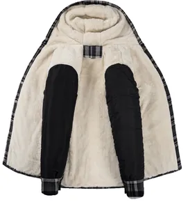 Detaillierte Innenansicht der Herren-Kapuzenjacke mit sehr weichem weißem Fleece-Futter