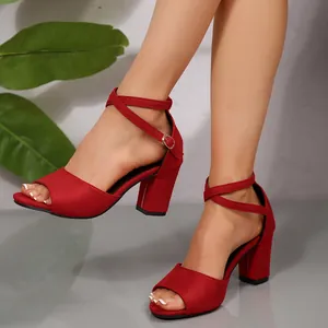 Sandales élégantes en daim rouge à talons blocs de 7 cm et brides croisées à la cheville