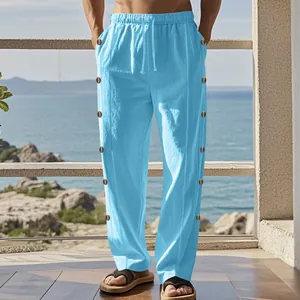 Détail du pantalon en lin bleu pour homme avec boutons latéraux et taille à cordon.