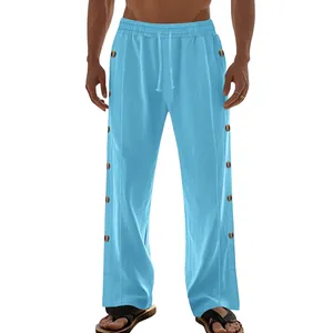 Vue détaillée du pantalon en lin bleu clair avec taille à cordon et boutons latéraux.