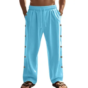 Détail de ce pantalon en lin bleu clair pour homme avec cordon et boutons latéraux