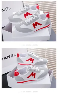 Nahaufnahme modischer weißer Damen-Sneaker mit rotem M-Logo und grauen Details.