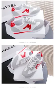 Detailansicht der leichten weißen Damen-Sneaker mit rotem M-Logo auf weißen Geschenkkartons