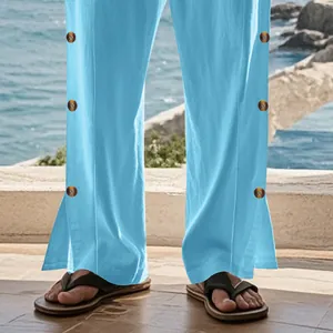 Détail de gros plan d'un pantalon en lin bleu clair pour homme avec boutons latéraux