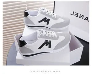 Detailansicht der leichten weiß-grauen Retro-Damen-Sneaker mit schwarzem M-Logo
