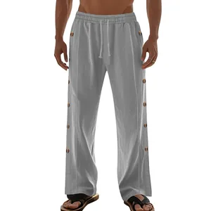 Vue détaillée du pantalon en lin pour homme avec boutons latéraux et taille à cordon.