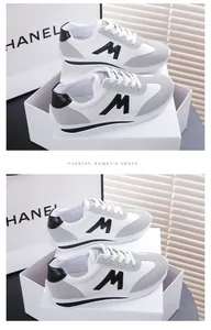 Modische weiß-graue Damen-Retro-Sneaker auf Schuhkartons