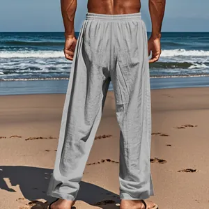 Vue arrière d'un pantalon décontracté en lin gris clair pour homme sur une plage ensoleillée