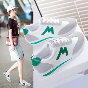 Stilvolle, leichte Freizeitsportschuhe für Damen mit grünem M-Logo und grauen Wildlederdetails