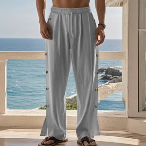 Détail du pantalon en lin pour homme avec cordon de serrage et boutons latéraux élégants