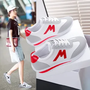 Stylische und bequeme weiß-graue Damen-Sneaker mit einem markanten roten M-Logo